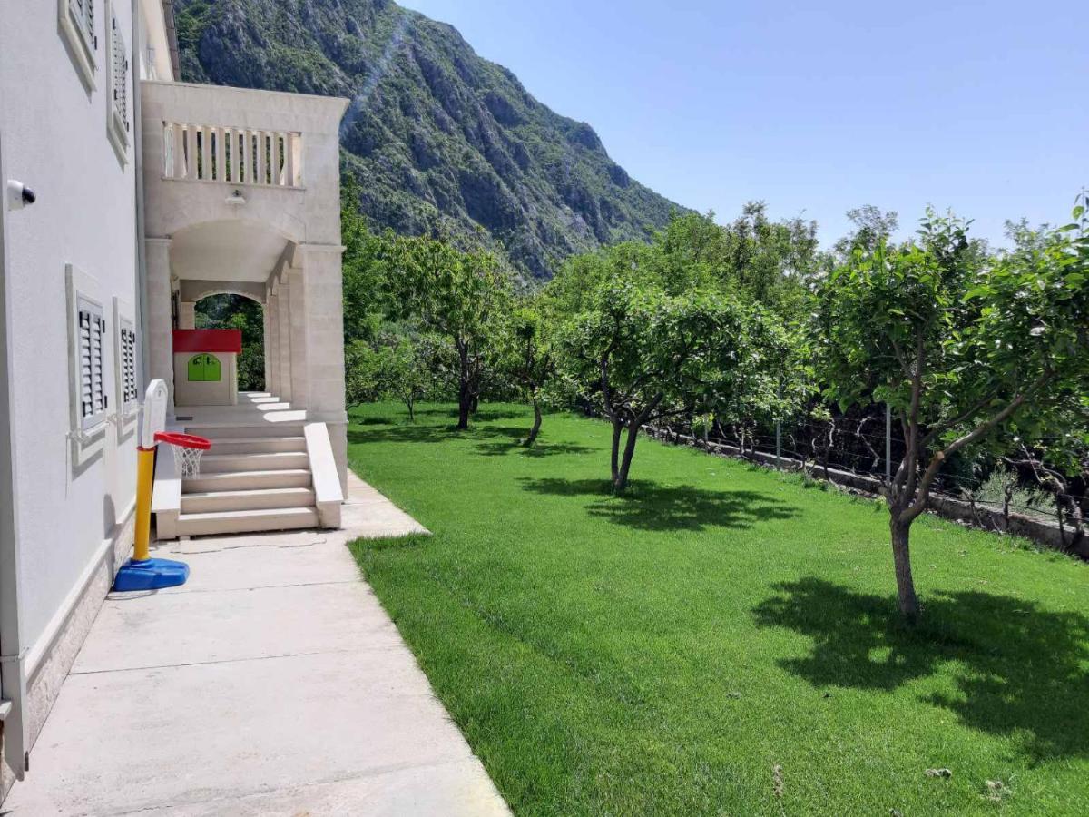 Queen Teuta Hotel Risan Exterior photo